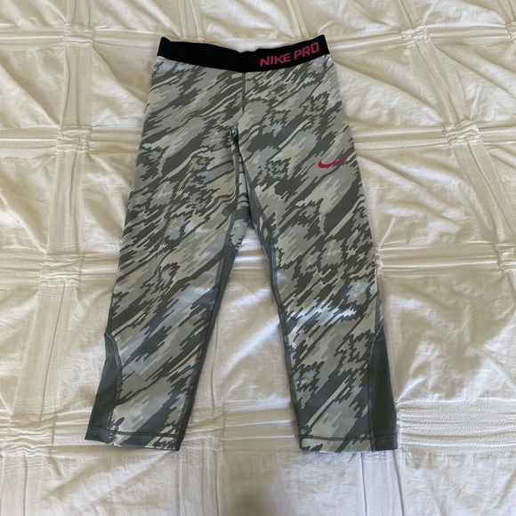 Nike Cropped Leggings - Picture 1 of 2